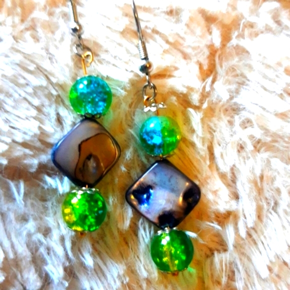 Jewelry - 💚Crackle Glass Bead and Abalone Square Glass Bead💚 Dangle Earrings